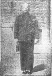 Ảnh toàn thân chụp chính diện Ngô Mạnh Hiệp (Wu Mengxia 吳孟俠), hai tay buông tự nhiên dọc theo thân mình, hai chân đứng khép, nét mặt điềm tĩnh.