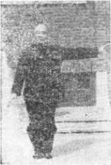 Ngô Mạnh Hiệp với chân phải thu về ngang bằng chân trái, hai chân khuỷu ở đầu gối thành hình bán cung, thân trên thẳng đứng, trọng lượng dồn trên cả hai chân, t