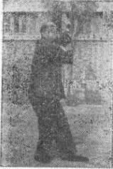 Tay phải của Ngô Mạnh Hiệp che giữ mặt trong của khuỷu tay trái, tay trái xoay cổ tay hướng ra ngoài sang bên phải.