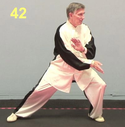 Ngồi ra sau, trọng tâm vào Khoa trái, tay phải xoắn ốc ngang qua, tay trái xoắn ốc xuống