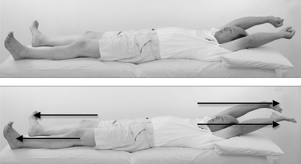 Bài 1 — Duỗi và siết ngón tay/ngón chân (duỗi thẳng tay lên trên)