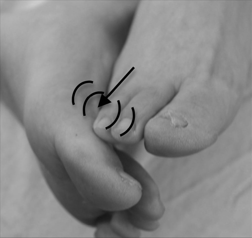 Dùng đốt gốc ngón chân út để xoa mặt sau bàn chân