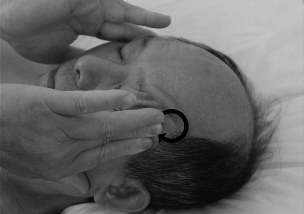 Bước 3 — chà xát hai thái dương theo chuyển động tròn