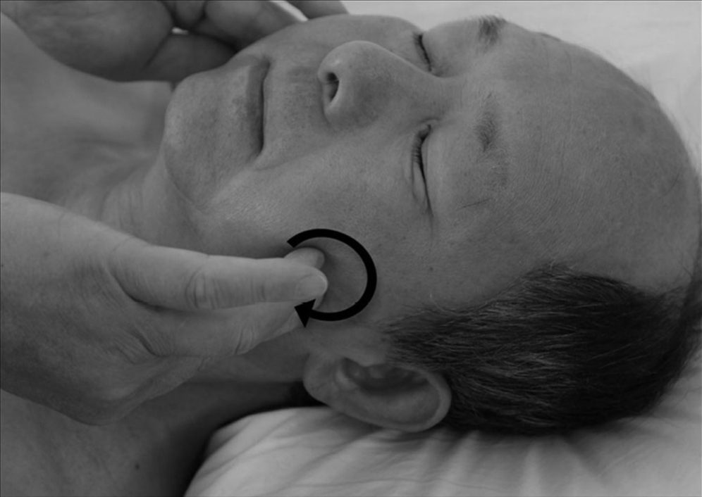 Bước 3 — chà xát vùng huyệt jiache theo vòng tròn