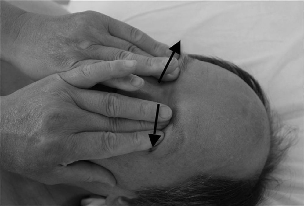 Bước 4 — Mắt: đẩy từ khóe mắt trong ra ngoài