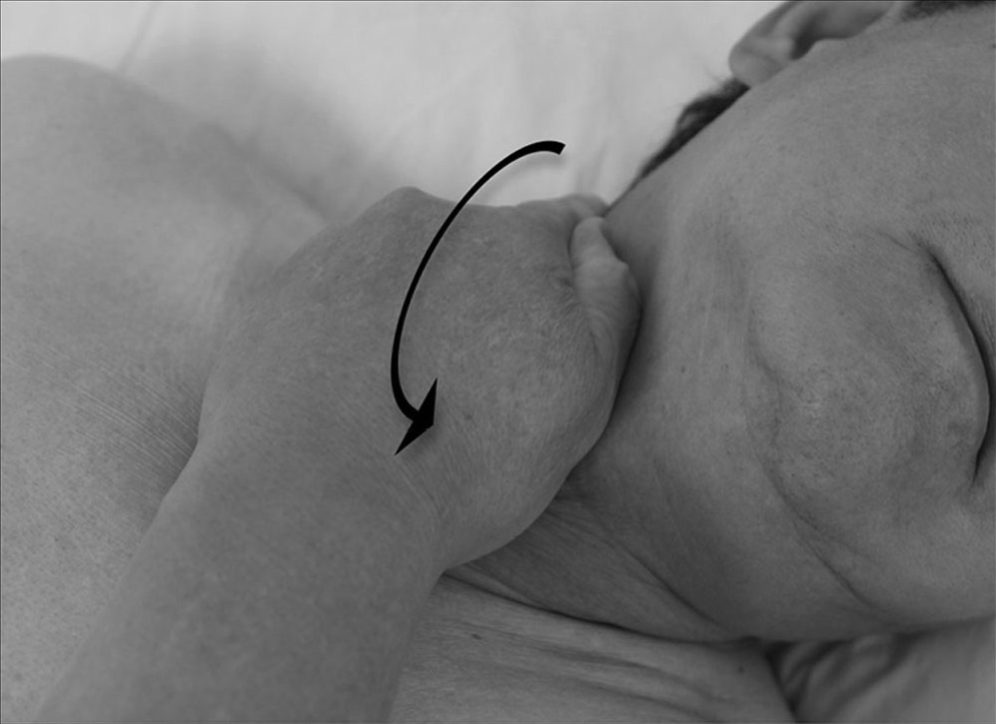 Bước 6 — chà xát mặt sau cổ từ phía sau ra bên hông