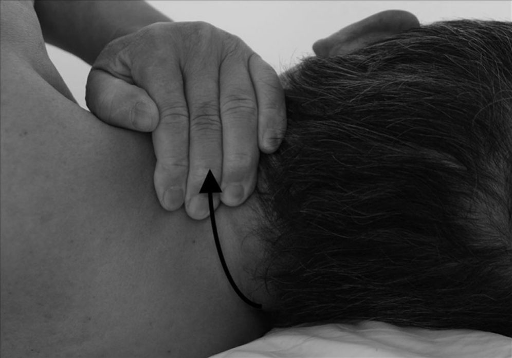 Bước 6 — chà xát phía sau cổ từ phải sang trái