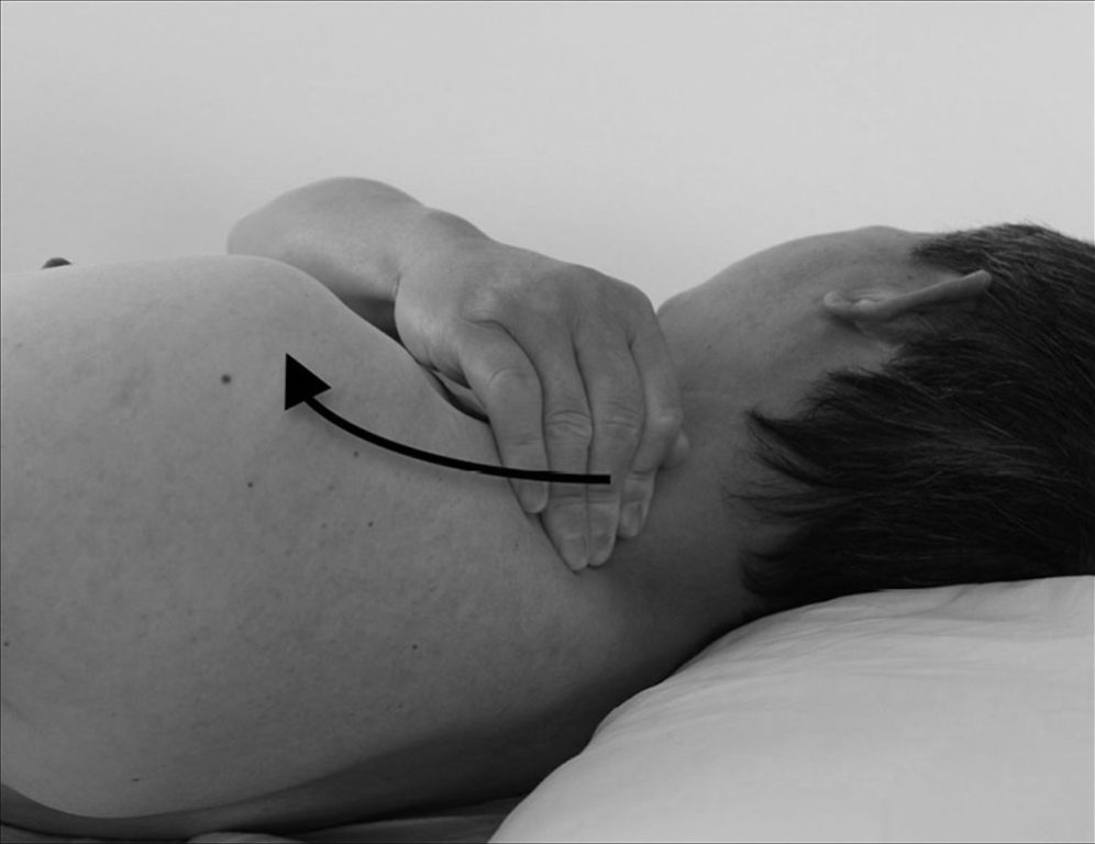 Bước 7 — đẩy gân nối cổ với vai trái