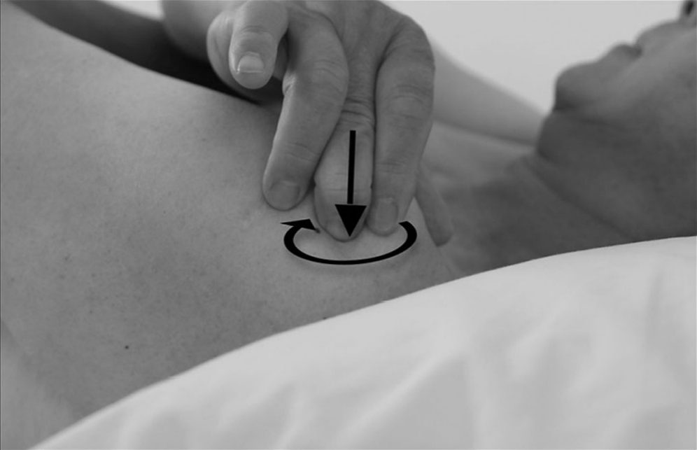Bước 8 — chà xát huyệt jianyu theo vòng tròn