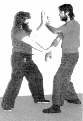 Đổi Bước Bằng Cú Đấm Thấp (Changing the Step Using Low Punch) — hình 155, ảnh gốc trang 82