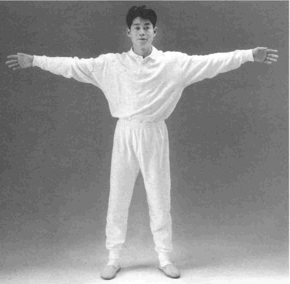 Đại bàng xòe cánh — đứng tự nhiên, thư giãn toàn thân