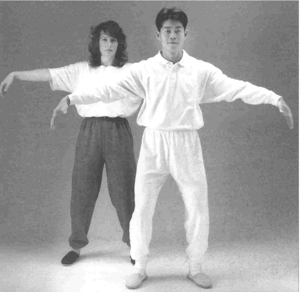 Chống trời — dang tay sang bên và hạ xuống