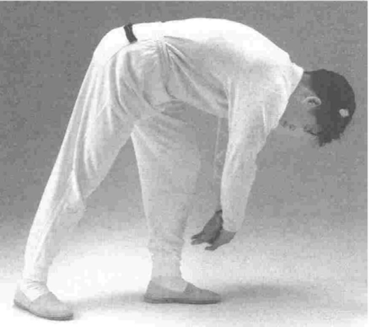 Ngước trời chạm biển — hai tay bắt chéo trước đầu gối