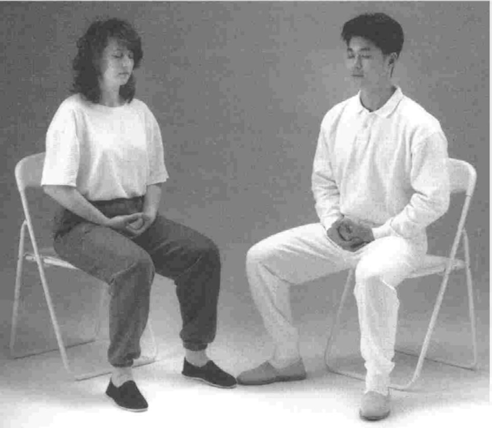 Tư thế ngồi ghế ôm vòng tròn
