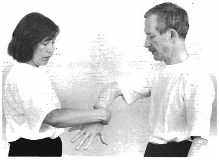 B xoay cổ tay và cùi chỏ ra ngoài