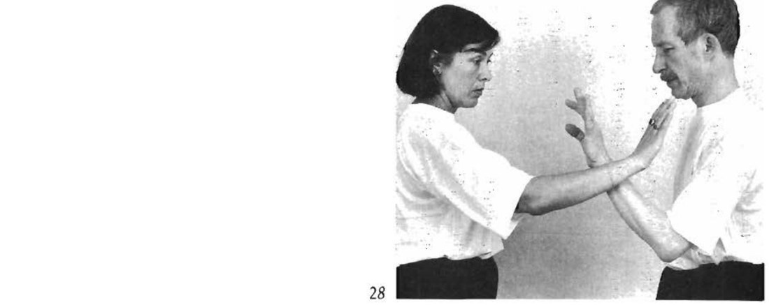 A duỗi tay phải ra trước ngực B