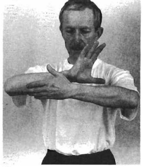 Luồn tay vòng quanh cẳng tay