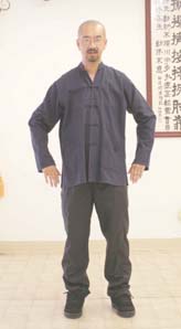 Động tác 6 — hai tay nghỉ trên xương hông.