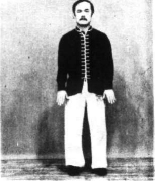 Thế 1 — bước 4: hạ hai tay xuống bên hông