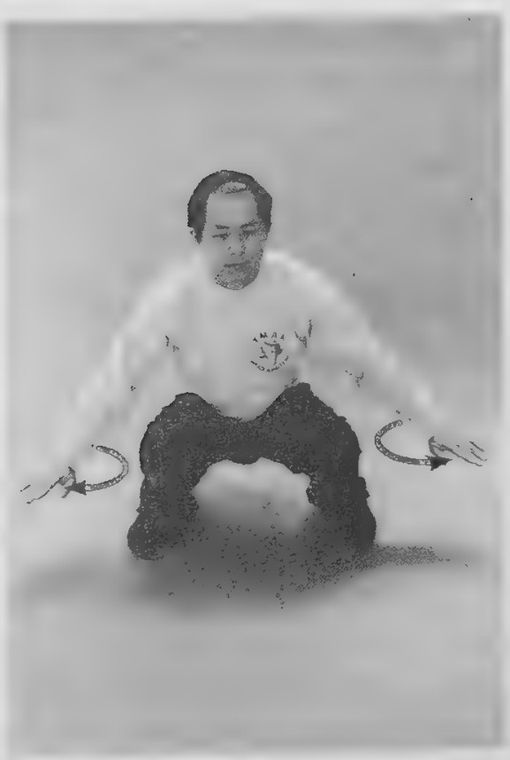 Hai tay vẽ vòng tròn bên cạnh bàn chân