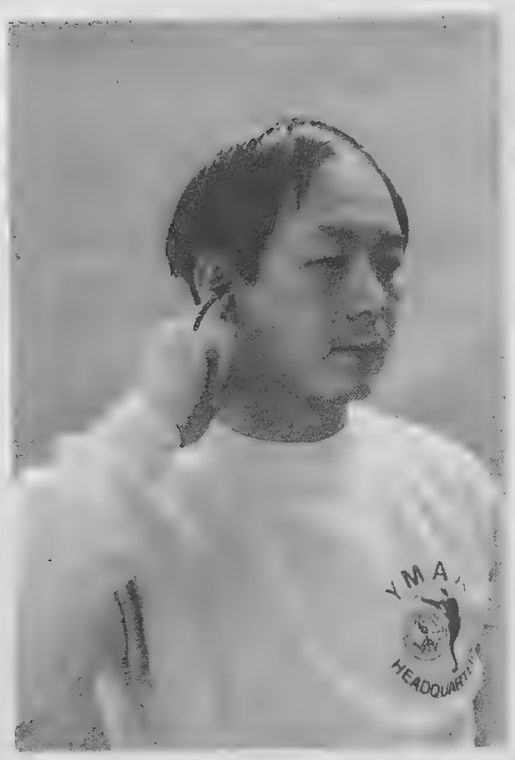 Ngón giữa ấn vào lỗ tai
