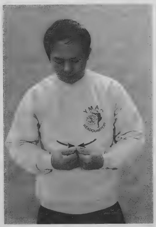 Nhìn hai ngón cái đang xoa vào nhau