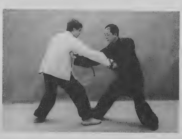 Hai người đối luyện, một người chặn và đánh từ bên hông