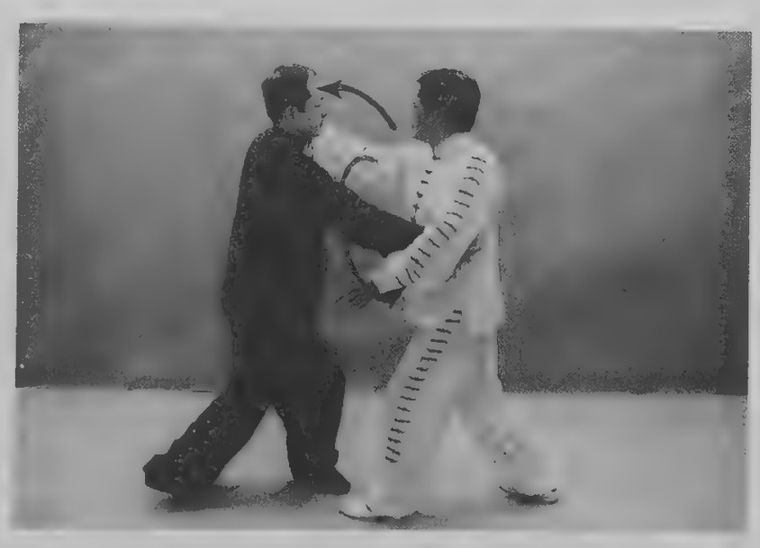 Đen chặn đòn với lòng bàn tay trái hướng ra ngoài và lòng bàn tay phải hướng vào trong