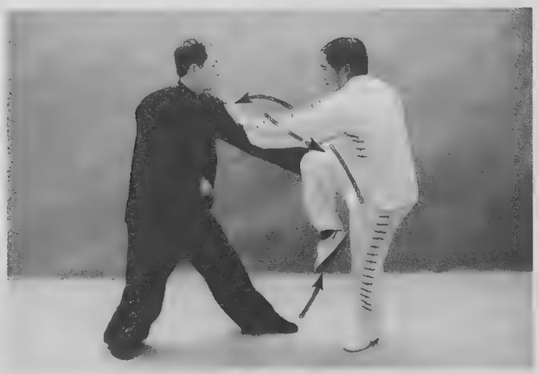 Trắng nâng chân phải, túm cổ tay trái của Đen và đẩy vai trái của Đen xuống