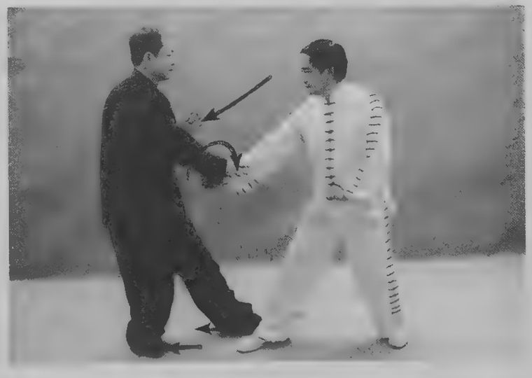 Đen bước chân phải ra sau và vòng tay phải che cú đấm của Trắng
