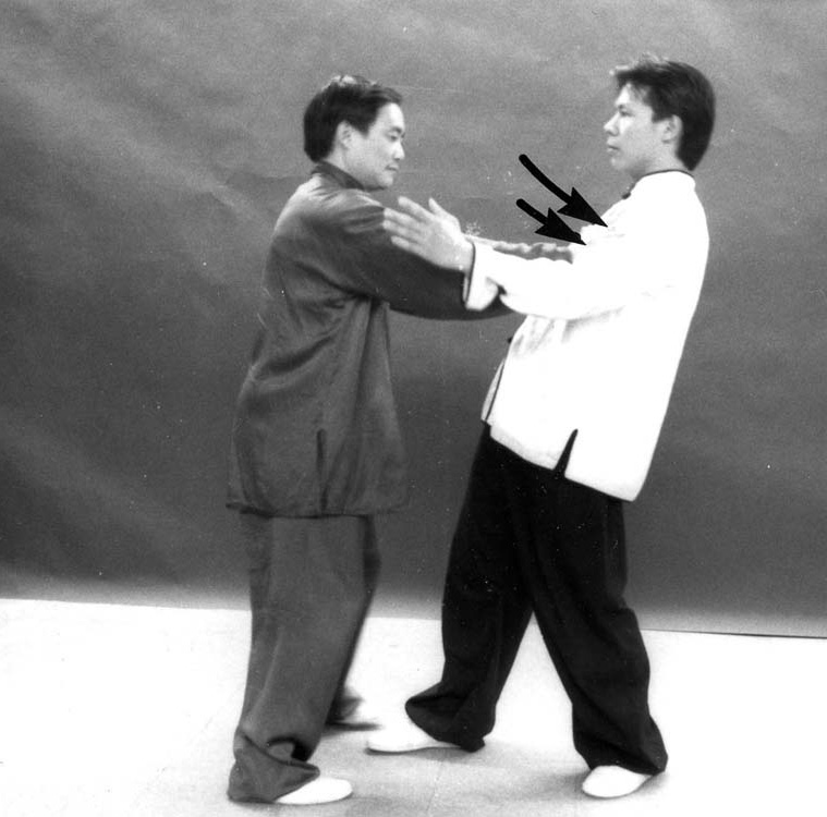 Thức 1 ứng dụng 2: Bên Xám phản công bằng song chưởng vào ngực Bên Trắng