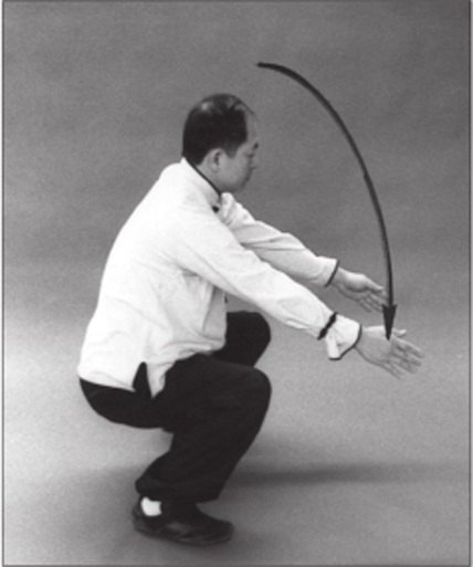Thở ra và hạ tay xuống bụng