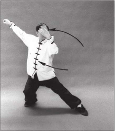 Hít vào, chuyển trọng lượng ra sau, ngồi xổm và xoay tay trái về ngực