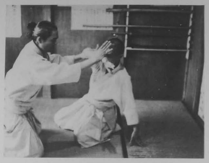 Shite đánh vào mặt và nâng hông lên, uke đưa tay phải ra đỡ.