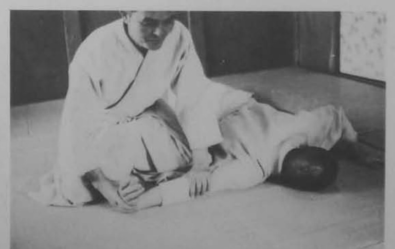 Shite đẩy ngã đối phương về phía trước.