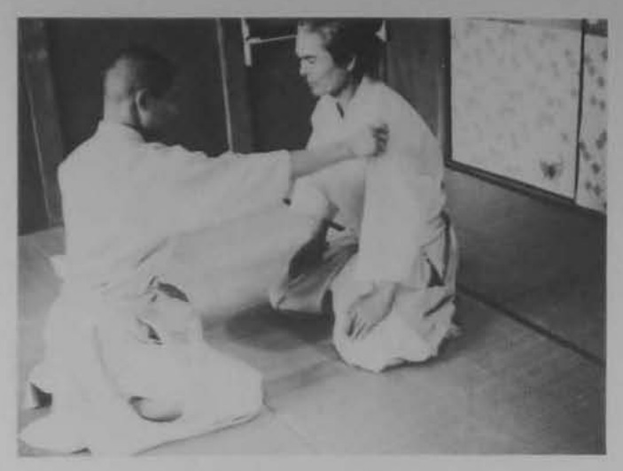 Uke nắm vai trái của shite và đánh ra bằng tay trái.