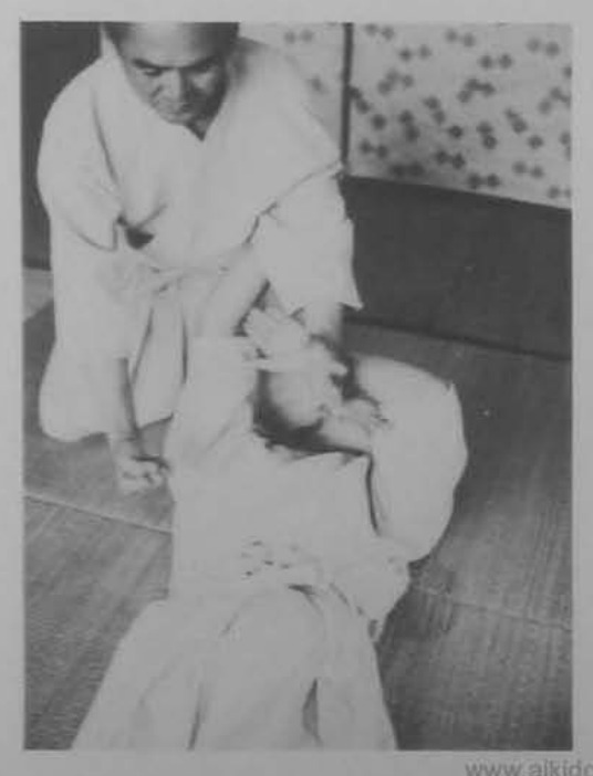 Shite vật ngửa đối phương xuống chiếu.