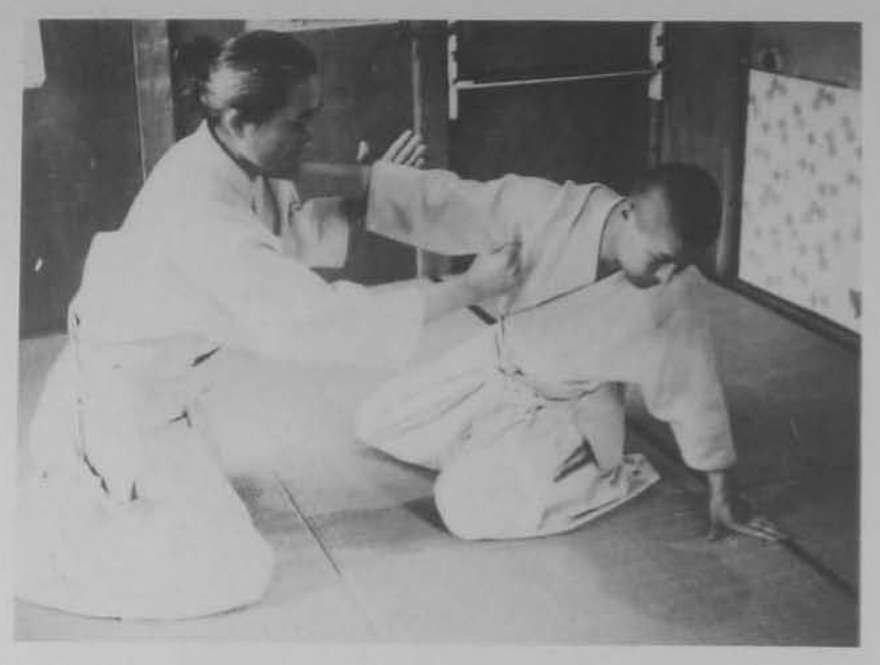 Uke nắm tay áo trái của shite.