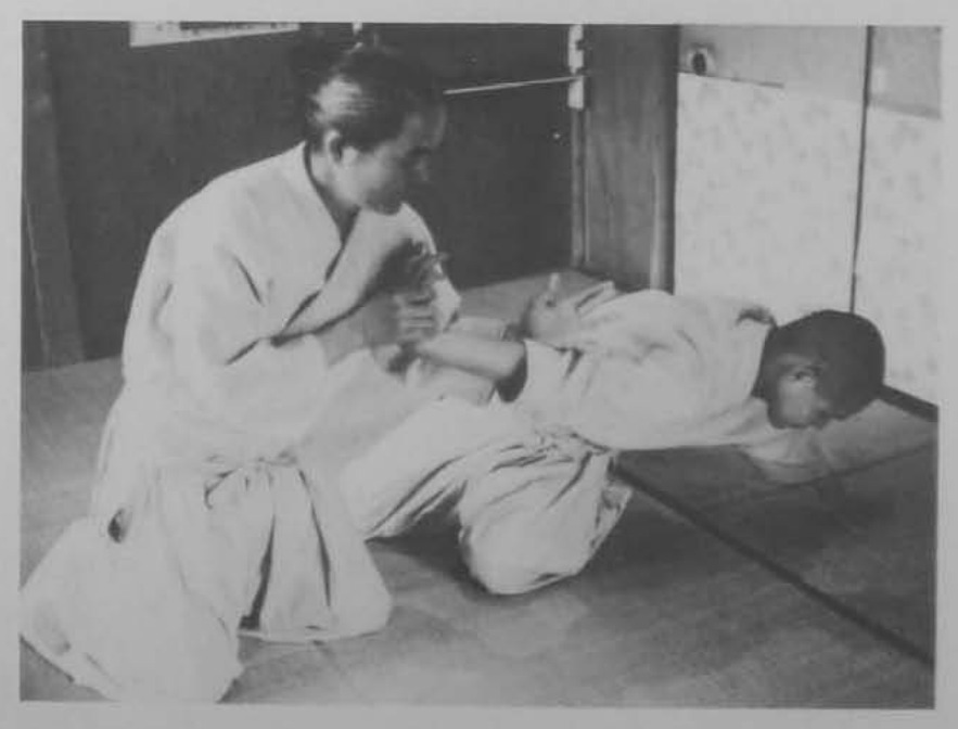 Shite đánh vào mặt, áp sát sang trái và vật đối phương xuống.