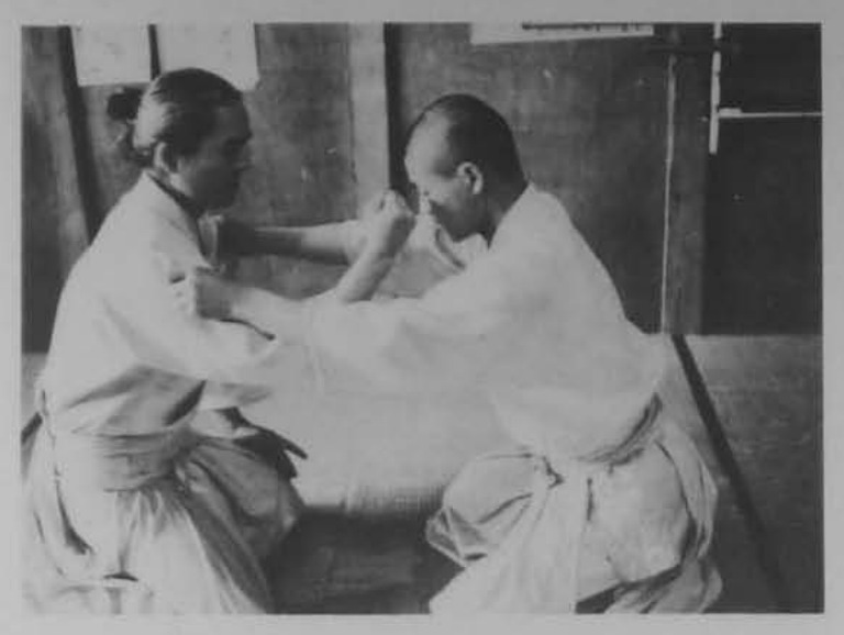 Uke nắm hai tay áo của shite.