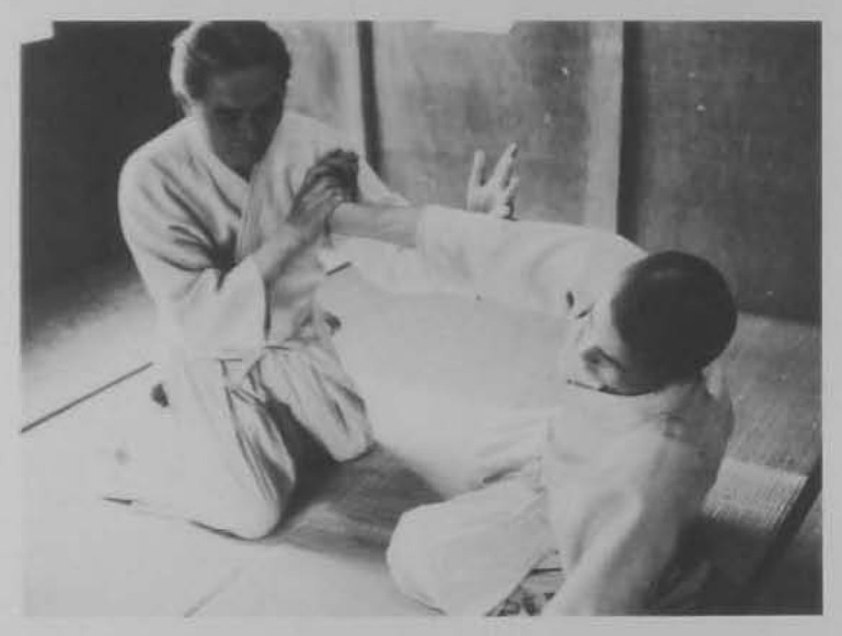 Shite đánh vào mặt đối phương.