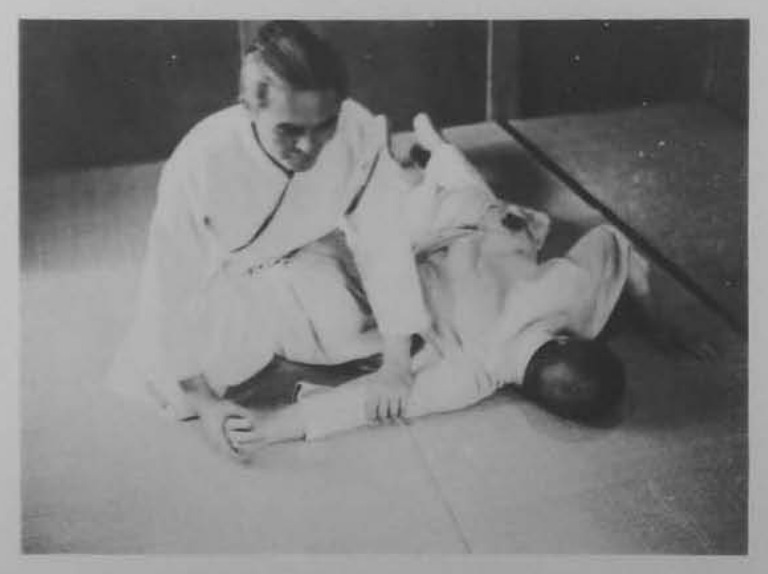 Shite vật đối phương ngã về phía trước.