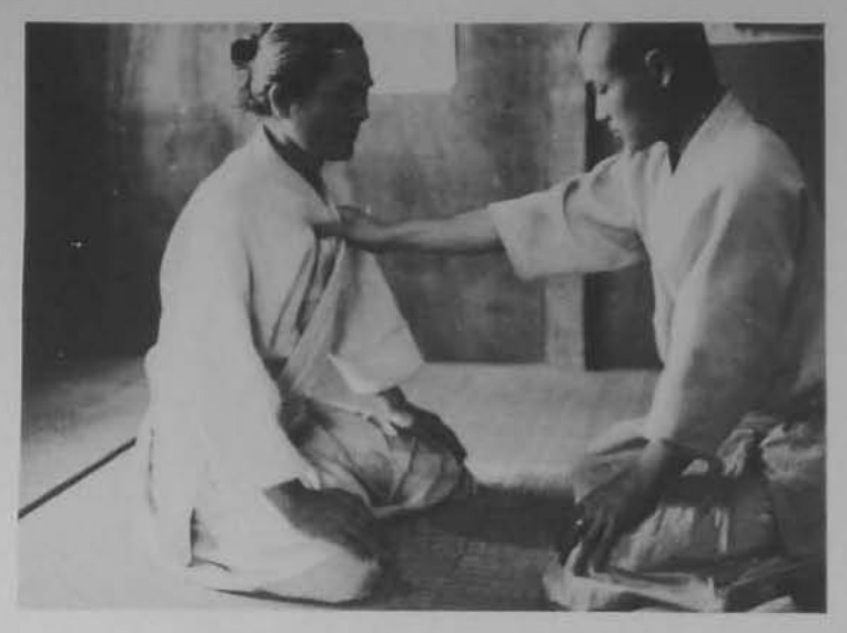 Tư thế đầu: tay phải nắm ngực đối phương.