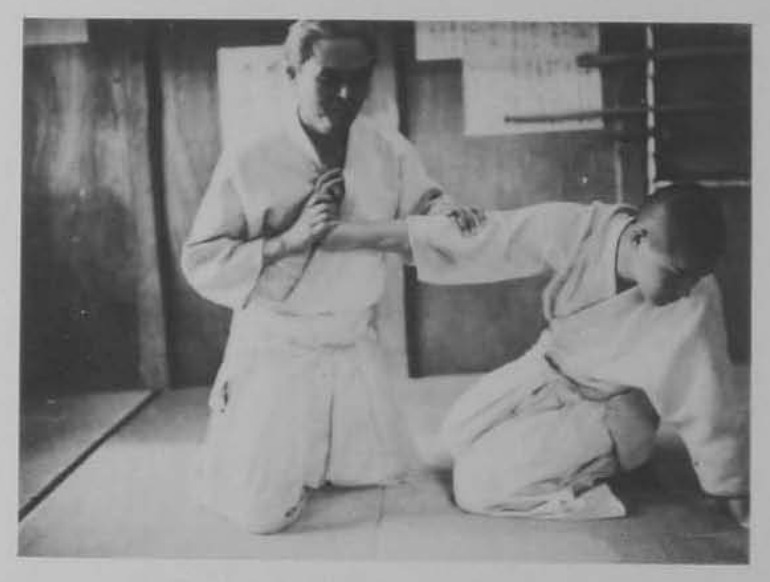 Nhón gót lên, đánh vào mặt đối phương.