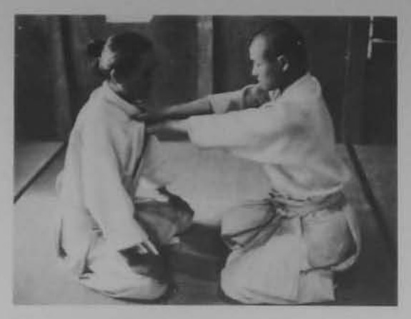 Nắm cổ áo đối phương và siết cổ.