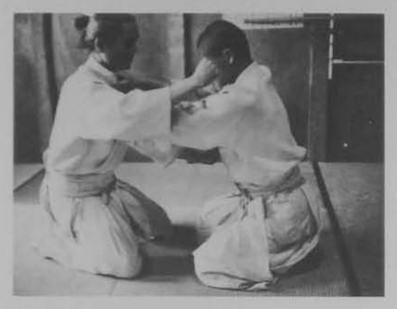 Kéo đầu gối phải vào, đánh vào mặt đối phương.
