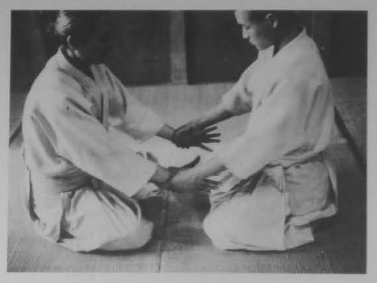 Hai tay nắm hai tay đối phương.