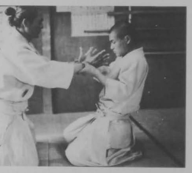 Hướng lòng bàn tay lên và duỗi thẳng hai tay.