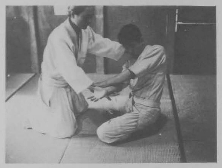 Đặt tay phải lên tay phải đối phương và bật sang bên phải.