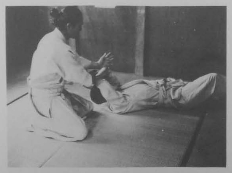 Kéo tay áo trái đối phương và vật ngã.